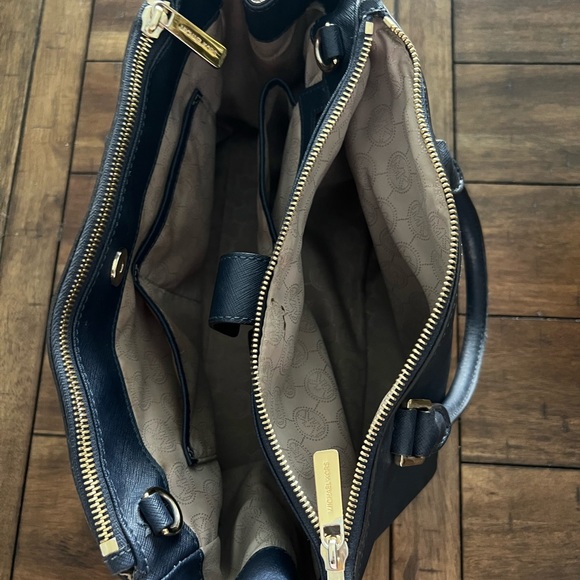 Michael Kors Medium Sutton Saffiano Leather Satchel Bag! - Picture 9 of 13